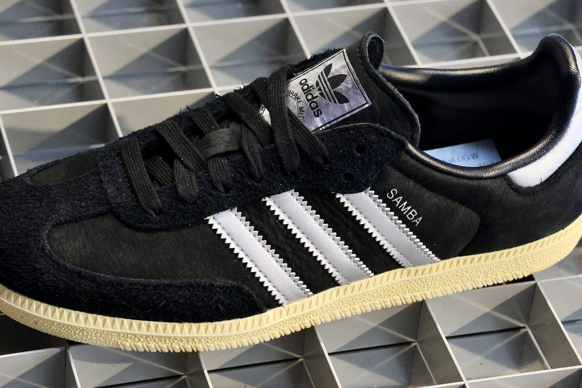 Черни Adidas Samba с трите бели ленти и кремава подметка