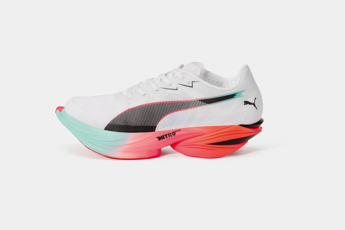 Бяла състезателна обувка Puma Fast-R NITRO Elite 3 в профил, с коралова и мента междинна подметка и видима карбонова пластина отстрани