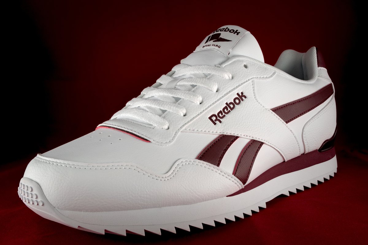 Бяла обувка Reebok Royal Glide с бордо лого на тъмночервен фон